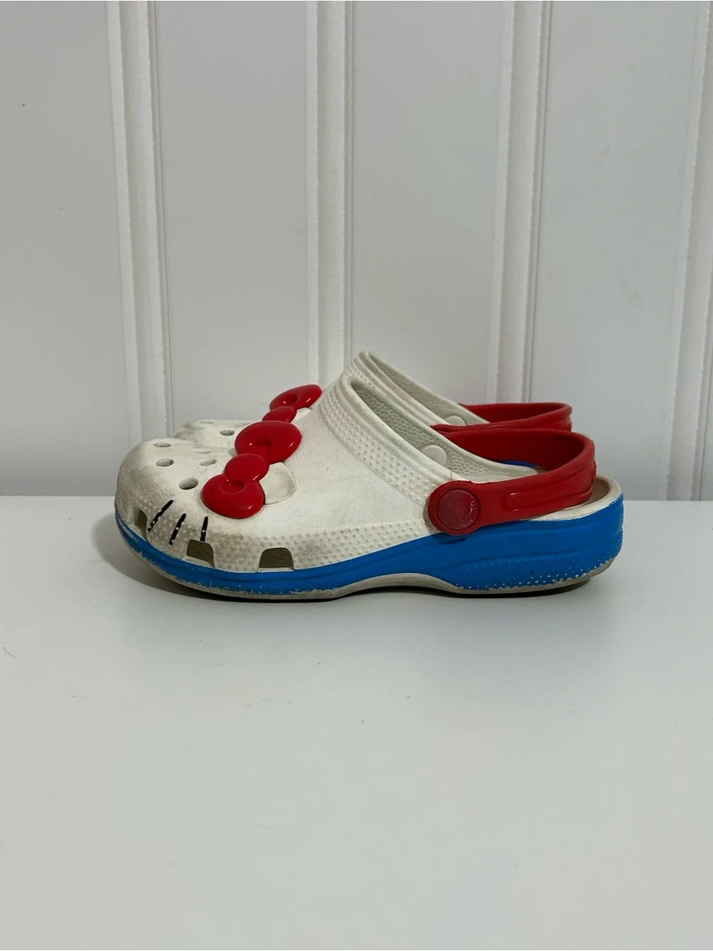 Crocs Hello kitty Kids White, Blue & Red Comfort Clog